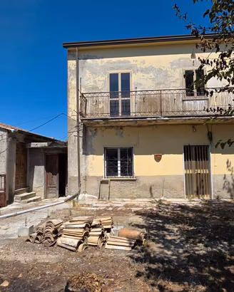 Casa indipendente ~150 mq su 2 livelli. Frigento