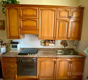 CUCINA-TAVOLO-FRIGO-DIVANOLETTO-POLTRONE-TAPPETO