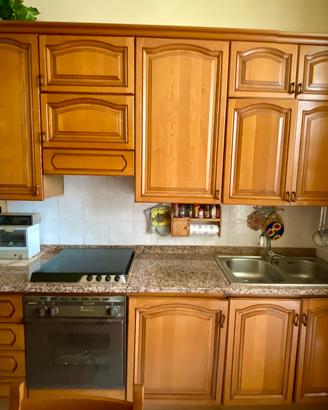 CUCINA-TAVOLO-FRIGO-DIVANOLETTO-POLTRONE-TAPPETO