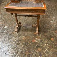 Piccolo scrittoio stile neo