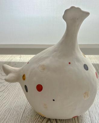 Gallina in ceramica bianca