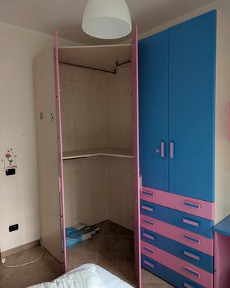 armadio blu e rosa
