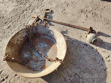 Antica bilancia a stadera in ferro con piatto
