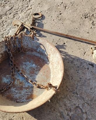 Antica bilancia a stadera in ferro con piatto