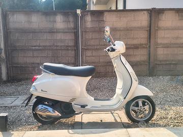 Vespa 125 LX bianca accessoriata