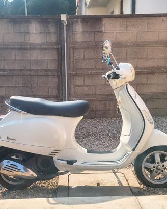 Vespa 125 LX bianca accessoriata