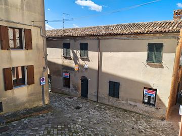Casa trifamiliare nel centro storico di Mondaino