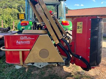 Trincia decespugliatrice con braccio becchio