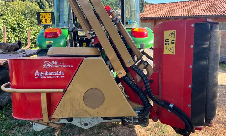 Trincia decespugliatrice con braccio becchio