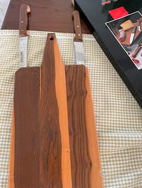 Tagliere in legno con coltelli