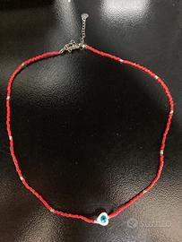 Collanina con perline rosse e occhio portafortuna