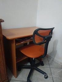 Scrivania e sedia da pc