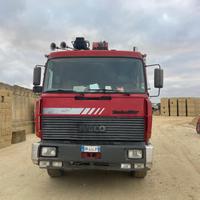 Autocarro con gru fassi Iveco turbostar 190.36