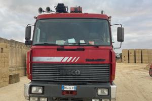 Autocarro con gru fassi Iveco turbostar 190.36