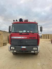 Autocarro con gru fassi Iveco turbostar 190.36