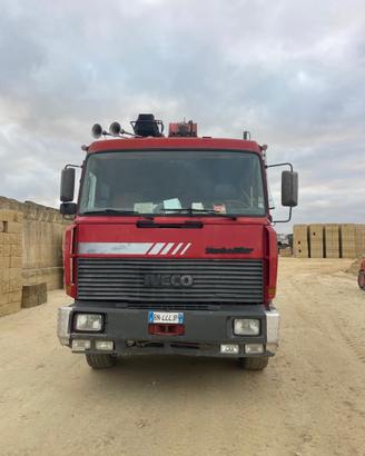 Autocarro con gru fassi Iveco turbostar 190.36