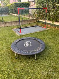 Porta da calcio e tappeto elastico