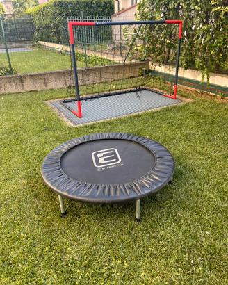 Porta da calcio e tappeto elastico