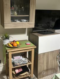 CARRELLO IN LEGNO CON RIPIANI – €30