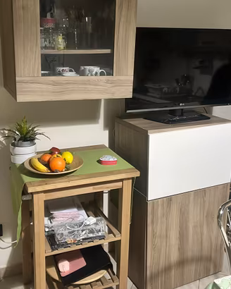 CARRELLO IN LEGNO CON RIPIANI – €30