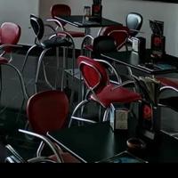 Divanetti con tavolini sedie e fontana luminosa