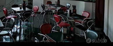 Divanetti con tavolini sedie e fontana luminosa