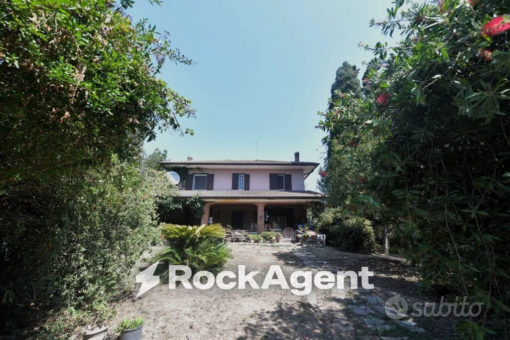 Villa di 260 m² con più di 5 locali e box auto a L