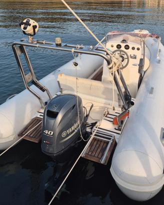 GOMMONE 5MT CON MOTORE YAMAHA 40CV + CARRELLO
