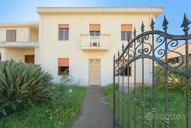 Villa con ampio giardino
