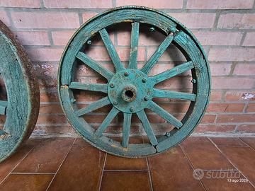 Coppia di ruote in legno e ferro - arredamento
