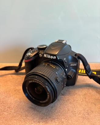 Nikon D3200 + obiettivo 18-55mm VR II