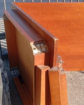Tavolo in legno e 4 sedie