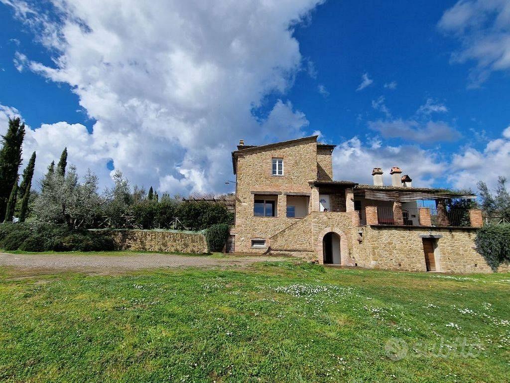 Rustico / Casale di 350 m² con più di 5 locali e b - Vista 4