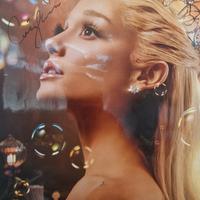 Poster Glinda firmato da Ariana Grande