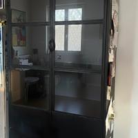 Credenza alta industriale in ferro e vetro