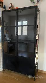 Credenza alta industriale in ferro e vetro