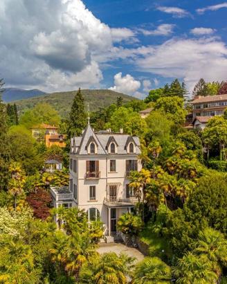 Villa di 800 m² con più di 5 locali e box auto a L
