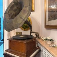 Grammofono classico a tromba con base in legno