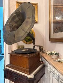 Grammofono classico a tromba con base in legno