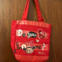 borsa rossa con Pucca