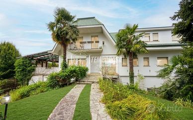 VILLA BIFAMILIARE CON GIARDINO E LABORATORIO - USM