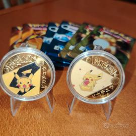 6 bustine carte Pokemon, 2 medaglie Pikachu 