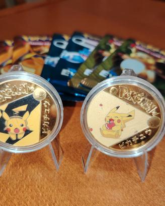 6 bustine carte Pokemon, 2 medaglie Pikachu 