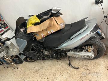 Yamaha t max 2002 a pezzi di ricambio