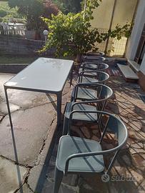 Tavolo e sedie 