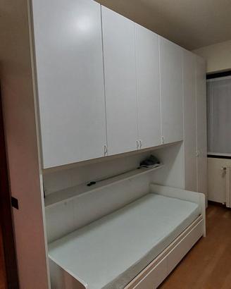 Armadio a ponte con letto singolo