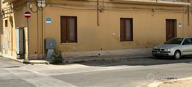 L'immob. S trova in via Archimede-vic .pizz. Dinos