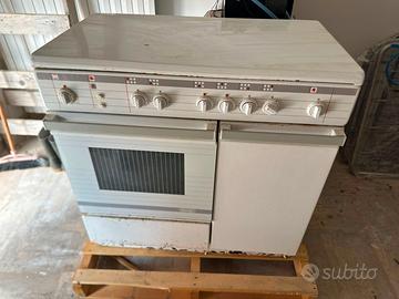Cucina DeLonghi con piastra, 4 fuochi e forno