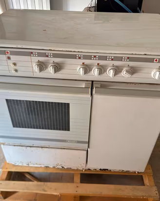 Cucina DeLonghi con piastra, 4 fuochi e forno