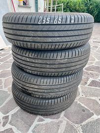 4 Bridgestone 235/65 R17 – pari al nuovo.